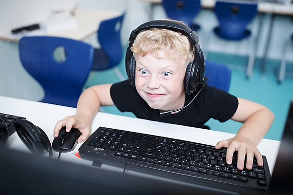 포토 JPG 서양인 외국인 응시 교육 남자 어린이 장난 학교 수업 실내 한명 사람 앉기 상반신 앞모습 10대 컴퓨터 스쿨라이프 헤드셋 마우스 즐거움 체코 컴퓨터실 컴퓨터교육 소년한명만 국내포토 1 라이프스타일 시선 감정 유럽 뷰포인트 음향기기 교실 모션 청소년 인종 내부 전자제품 컴퓨터용품 헤드폰 남자한명만 소년만 파일형식