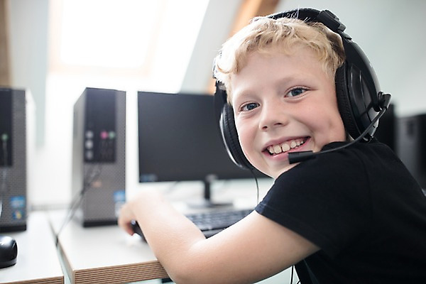 포토 JPG 서양인 외국인 응시 교육 남자 어린이 장난 학교 수업 실내 한명 미소 사람 앉기 상반신 옆모습 10대 컴퓨터 스쿨라이프 헤드셋 뒤돌아보기 즐거움 체코 컴퓨터실 컴퓨터교육 소년한명만 국내포토 1 라이프스타일 시선 감정 유럽 뷰포인트 음향기기 교실 모션 청소년 표정 인종 내부 전자제품 헤드폰 남자한명만 소년만 파일형식