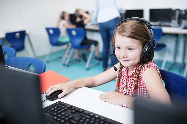 포토 JPG 전신 서양인 외국인 응시 여자 교육 남자 어린이 학교 수업 실내 서기 미소 사람 앉기 여러명 상반신 성인 앞모습 뒷모습 아웃포커스 10대 컴퓨터 스쿨라이프 헤드셋 체코 컴퓨터실 컴퓨터교육 국내포토 라이프스타일 시선 유럽 뷰포인트 음향기기 다수 교실 모션 청소년 촬영기법 표정 인종 내부 전자제품 헤드폰 파일형식