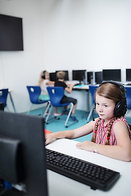 포토 JPG 전신 서양인 외국인 응시 여자 교육 남자 어린이 학교 수업 실내 사람 상반신 옆모습 뒷모습 아웃포커스 10대 세명 컴퓨터 스쿨라이프 헤드셋 체코 컴퓨터실 컴퓨터교육 어린이만 국내포토 라이프스타일 시선 유럽 뷰포인트 음향기기 교실 청소년 촬영기법 인종 내부 전자제품 헤드폰 파일형식