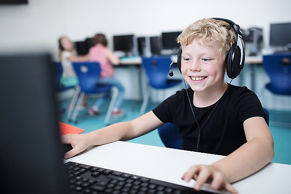 포토 JPG 전신 서양인 외국인 응시 여자 교육 남자 어린이 학교 수업 실내 미소 사람 상반신 앞모습 옆모습 뒷모습 아웃포커스 10대 세명 컴퓨터 스쿨라이프 헤드셋 체코 컴퓨터실 컴퓨터교육 어린이만 국내포토 라이프스타일 시선 유럽 뷰포인트 음향기기 교실 청소년 촬영기법 표정 인종 내부 전자제품 헤드폰 파일형식