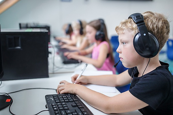 포토 JPG 서양인 외국인 응시 여자 교육 남자 어린이 학교 수업 실내 사람 앉기 여러명 상반신 옆모습 아웃포커스 10대 컴퓨터 스쿨라이프 헤드셋 집중 체코 컴퓨터실 컴퓨터교육 어린이만 국내포토 라이프스타일 시선 유럽 뷰포인트 음향기기 다수 컨셉 교실 모션 청소년 촬영기법 인종 내부 전자제품 헤드폰 파일형식
