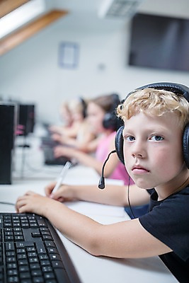 포토 JPG 서양인 외국인 응시 여자 교육 남자 어린이 학교 수업 실내 사람 앉기 여러명 상반신 옆모습 아웃포커스 10대 컴퓨터 스쿨라이프 헤드셋 집중 체코 컴퓨터실 컴퓨터교육 어린이만 국내포토 라이프스타일 시선 유럽 뷰포인트 음향기기 다수 컨셉 교실 모션 청소년 촬영기법 인종 내부 전자제품 헤드폰 파일형식