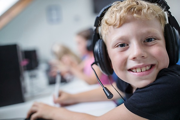 포토 JPG 서양인 외국인 응시 여자 교육 남자 어린이 학교 수업 실내 미소 사람 앉기 여러명 상반신 옆모습 아웃포커스 10대 컴퓨터 스쿨라이프 헤드셋 체코 컴퓨터실 컴퓨터교육 어린이만 국내포토 라이프스타일 시선 유럽 뷰포인트 음향기기 다수 교실 모션 청소년 촬영기법 표정 인종 내부 전자제품 헤드폰 파일형식