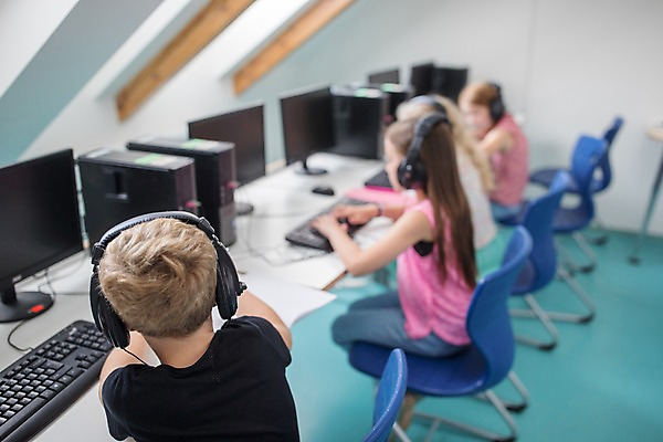 포토 JPG 서양인 외국인 응시 교육 어린이 학교 수업 실내 사람 앉기 여러명 옆모습 뒷모습 10대 컴퓨터 스쿨라이프 헤드셋 집중 체코 컴퓨터실 컴퓨터교육 어린이만 국내포토 라이프스타일 시선 유럽 뷰포인트 음향기기 다수 컨셉 교실 모션 청소년 인종 내부 전자제품 헤드폰 파일형식