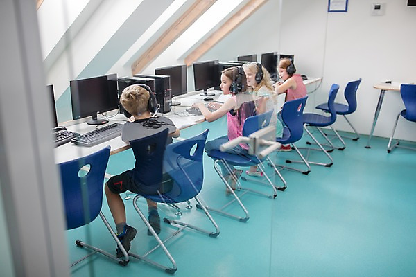 포토 JPG 전신 서양인 외국인 응시 여자 교육 남자 어린이 학교 수업 실내 사람 앉기 여러명 옆모습 뒷모습 10대 컴퓨터 스쿨라이프 헤드셋 집중 체코 컴퓨터실 컴퓨터교육 어린이만 국내포토 라이프스타일 시선 유럽 뷰포인트 음향기기 다수 컨셉 교실 모션 청소년 인종 내부 전자제품 헤드폰 파일형식