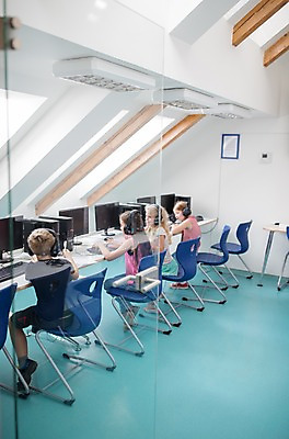 포토 JPG 전신 서양인 외국인 응시 여자 교육 남자 어린이 학교 수업 실내 사람 앉기 여러명 옆모습 뒷모습 10대 컴퓨터 스쿨라이프 헤드셋 집중 체코 컴퓨터실 컴퓨터교육 어린이만 국내포토 라이프스타일 시선 유럽 뷰포인트 음향기기 다수 컨셉 교실 모션 청소년 인종 내부 전자제품 헤드폰 파일형식