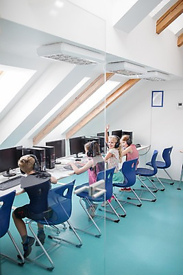 포토 JPG 전신 서양인 외국인 응시 여자 교육 남자 어린이 학교 수업 실내 사람 앉기 여러명 뒷모습 10대 컴퓨터 스쿨라이프 손들기 헤드셋 집중 체코 컴퓨터실 컴퓨터교육 국내포토 라이프스타일 시선 유럽 뷰포인트 음향기기 다수 컨셉 교실 모션 청소년 인종 내부 전자제품 헤드폰 파일형식