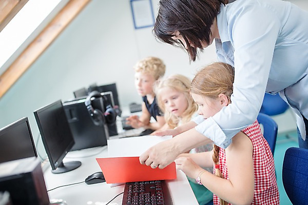 포토 JPG 서양인 외국인 응시 여자 교육 남자 어린이 학교 수업 실내 설명 서기 사람 앉기 여러명 성인 옆모습 10대 컴퓨터 스쿨라이프 교사 체코 컴퓨터실 컴퓨터교육 국내포토 직업 라이프스타일 시선 유럽 뷰포인트 다수 교실 모션 청소년 인종 내부 전자제품 파일형식