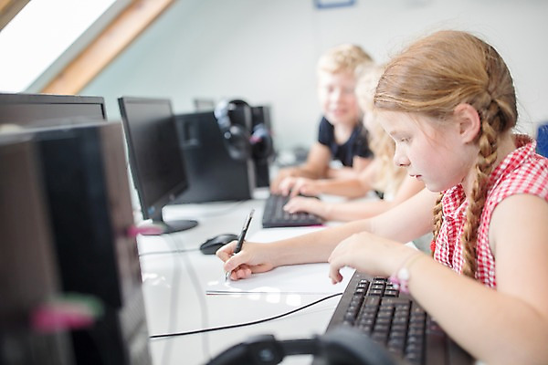 포토 JPG 서양인 외국인 응시 여자 교육 남자 어린이 학교 수업 실내 사람 앉기 상반신 옆모습 아웃포커스 10대 세명 스쿨라이프 집중 체코 컴퓨터실 컴퓨터교육 어린이만 국내포토 라이프스타일 시선 유럽 뷰포인트 컨셉 교실 모션 청소년 촬영기법 인종 내부 파일형식