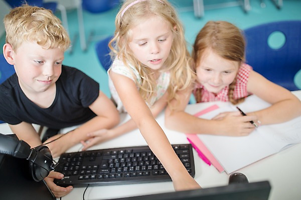 포토 JPG 서양인 외국인 응시 여자 교육 남자 어린이 학교 수업 실내 미소 사람 앉기 상반신 앞모습 10대 세명 컴퓨터 하이앵글 스쿨라이프 가리킴 집중 체코 컴퓨터실 컴퓨터교육 어린이만 국내포토 라이프스타일 시선 유럽 뷰포인트 컨셉 교실 모션 청소년 표정 인종 손짓 내부 전자제품 파일형식