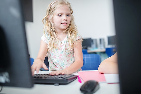 포토 JPG 서양인 외국인 응시 여자 교육 어린이 학교 수업 실내 서기 사람 상반신 두명 앞모습 옆모습 10대 컴퓨터 스쿨라이프 키보드 마우스 집중 체코 컴퓨터실 컴퓨터교육 어린이만 국내포토 라이프스타일 시선 유럽 뷰포인트 컨셉 교실 모션 청소년 인종 내부 전자제품 컴퓨터용품 파일형식