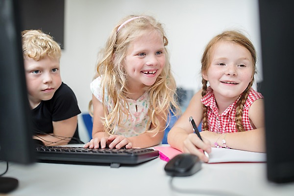 포토 JPG 서양인 외국인 응시 여자 교육 남자 어린이 학교 수업 실내 미소 사람 앉기 상반신 앞모습 10대 세명 컴퓨터 스쿨라이프 집중 체코 컴퓨터실 컴퓨터교육 어린이만 국내포토 라이프스타일 시선 유럽 뷰포인트 컨셉 교실 모션 청소년 표정 인종 내부 전자제품 파일형식