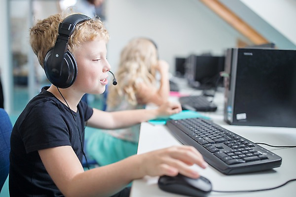 포토 JPG 서양인 외국인 응시 여자 교육 남자 어린이 학교 수업 실내 사람 앉기 상반신 두명 옆모습 아웃포커스 10대 컴퓨터 스쿨라이프 헤드셋 키보드 마우스 집중 체코 컴퓨터실 컴퓨터교육 어린이만 국내포토 라이프스타일 시선 유럽 뷰포인트 음향기기 컨셉 교실 모션 청소년 촬영기법 인종 내부 전자제품 컴퓨터용품 헤드폰 파일형식