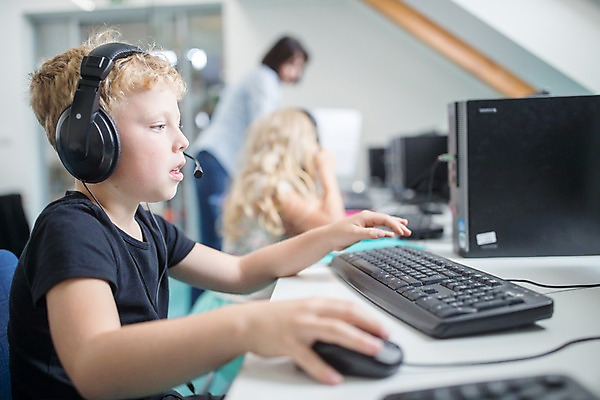 포토 JPG 서양인 외국인 응시 여자 남자 어린이 학교 수업 실내 서기 사람 앉기 성인 옆모습 아웃포커스 10대 세명 컴퓨터 스쿨라이프 헤드셋 키보드 마우스 집중 체코 컴퓨터실 컴퓨터교육 국내포토 라이프스타일 시선 교육 유럽 뷰포인트 음향기기 컨셉 교실 모션 청소년 촬영기법 인종 내부 전자제품 컴퓨터용품 헤드폰 파일형식