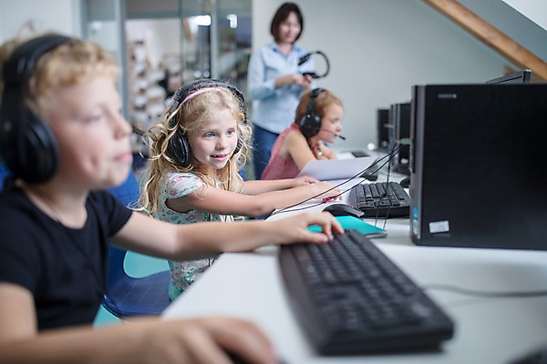 포토 JPG 서양인 외국인 응시 여자 교육 남자 어린이 학교 수업 실내 서기 사람 앉기 여러명 상반신 성인 앞모습 옆모습 아웃포커스 10대 컴퓨터 스쿨라이프 헤드셋 키보드 마우스 집중 체코 컴퓨터실 컴퓨터교육 국내포토 라이프스타일 시선 유럽 뷰포인트 음향기기 다수 컨셉 교실 모션 청소년 촬영기법 인종 내부 전자제품 컴퓨터용품 헤드폰 파일형식