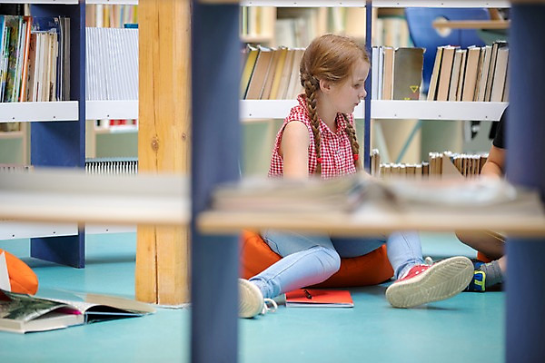 포토 JPG 전신 서양인 외국인 응시 여자 교육 남자 어린이 학교 실내 사람 앉기 두명 옆모습 아웃포커스 10대 책 스쿨라이프 도서관 집중 체코 독서교육 어린이만 국내포토 라이프스타일 시선 유럽 뷰포인트 컨셉 모션 청소년 촬영기법 인종 내부 파일형식