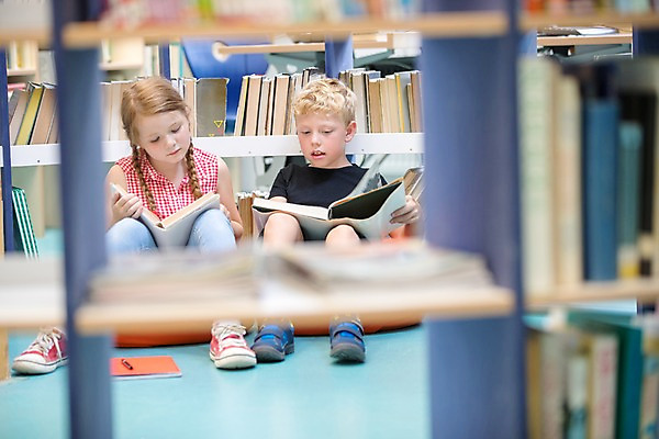 포토 JPG 전신 서양인 외국인 응시 여자 교육 남자 어린이 학교 실내 사람 앉기 두명 앞모습 10대 책 독서 스쿨라이프 도서관 집중 체코 독서교육 어린이만 국내포토 라이프스타일 시선 유럽 뷰포인트 컨셉 모션 청소년 인종 내부 파일형식