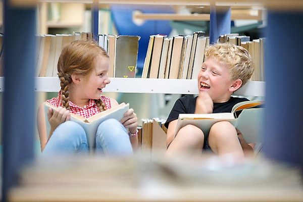 포토 JPG 서양인 외국인 응시 여자 교육 남자 어린이 학교 실내 미소 사람 앉기 상반신 두명 앞모습 아웃포커스 10대 책 독서 스쿨라이프 마주보기 도서관 즐거움 체코 독서교육 국내포토 라이프스타일 시선 감정 유럽 뷰포인트 모션 청소년 촬영기법 표정 인종 내부 파일형식