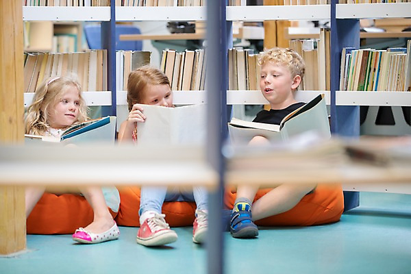 포토 JPG 전신 서양인 외국인 응시 여자 교육 남자 어린이 학교 실내 미소 사람 앉기 앞모습 아웃포커스 10대 책 세명 독서 스쿨라이프 마주보기 도서관 즐거움 체코 독서교육 어린이만 국내포토 라이프스타일 시선 감정 유럽 뷰포인트 모션 청소년 촬영기법 표정 인종 내부 파일형식