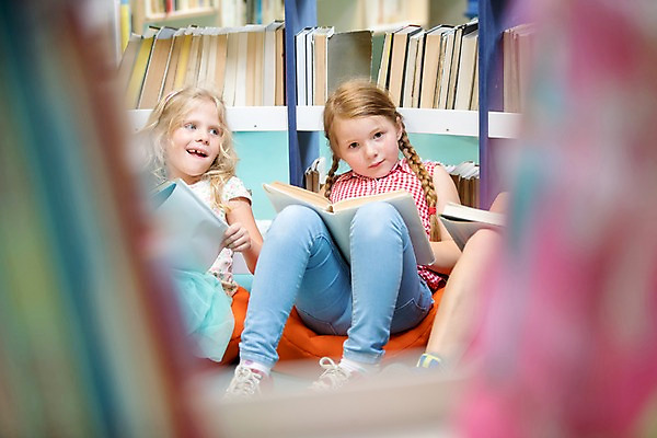 포토 JPG 전신 서양인 외국인 응시 여자 교육 남자 어린이 학교 실내 미소 들기 사람 앉기 앞모습 아웃포커스 10대 책 세명 스쿨라이프 도서관 집중 체코 독서교육 어린이만 국내포토 라이프스타일 시선 유럽 뷰포인트 컨셉 모션 청소년 촬영기법 표정 인종 내부 파일형식