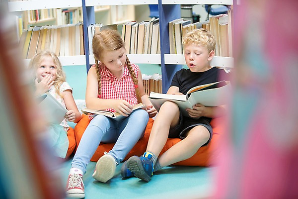 포토 JPG 전신 서양인 외국인 응시 여자 교육 남자 어린이 학교 실내 미소 사람 앉기 앞모습 아웃포커스 10대 책 세명 스쿨라이프 도서관 집중 체코 독서교육 어린이만 국내포토 라이프스타일 시선 유럽 뷰포인트 컨셉 모션 청소년 촬영기법 표정 인종 내부 파일형식