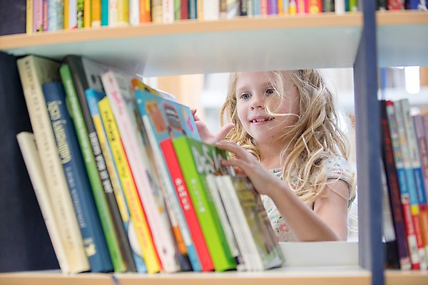 포토 JPG 서양인 외국인 응시 여자 교육 어린이 학교 실내 한명 서기 미소 사람 상반신 앞모습 10대 책 스쿨라이프 도서관 집중 체코 독서교육 소녀한명만 국내포토 1 라이프스타일 시선 유럽 뷰포인트 컨셉 모션 청소년 표정 인종 내부 여자한명만 소녀만 파일형식