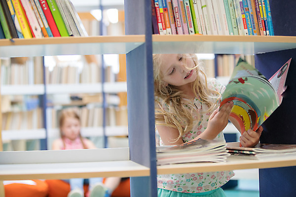 포토 JPG 서양인 외국인 응시 여자 어린이 학교 책장 실내 서기 들기 사람 앉기 상반신 두명 앞모습 아웃포커스 10대 책 스쿨라이프 도서관 집중 체코 간보기 독서교육 소녀만 국내포토 라이프스타일 시선 교육 유럽 뷰포인트 가구 컨셉 모션 청소년 촬영기법 인종 내부 여자만 어린이만 파일형식