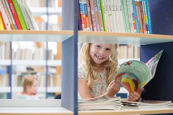 포토 JPG 서양인 외국인 응시 여자 교육 어린이 학교 책장 실내 서기 미소 사람 앉기 상반신 두명 앞모습 아웃포커스 10대 책 스쿨라이프 도서관 집중 체코 독서교육 소녀만 국내포토 라이프스타일 시선 유럽 뷰포인트 가구 컨셉 모션 청소년 촬영기법 표정 인종 내부 여자만 어린이만 파일형식