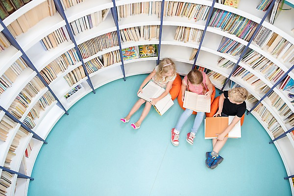 포토 JPG 전신 서양인 외국인 응시 여자 교육 남자 어린이 학교 실내 이야기 들기 사람 앉기 앞모습 10대 책 세명 하이앵글 스쿨라이프 도서관 집중 체코 독서교육 어린이만 국내포토 라이프스타일 시선 유럽 뷰포인트 컨셉 모션 청소년 인종 내부 파일형식