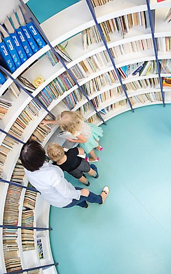 포토 JPG 전신 서양인 외국인 응시 여자 교육 남자 어린이 학교 실내 서기 사람 성인 뒷모습 10대 책 세명 하이앵글 스쿨라이프 도서관 집중 체코 독서교육 국내포토 라이프스타일 시선 유럽 뷰포인트 컨셉 모션 청소년 인종 내부 파일형식