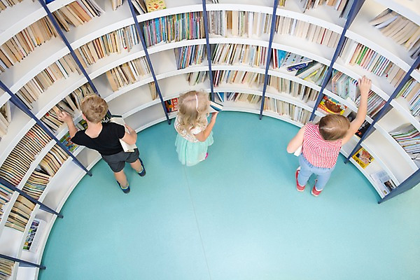 포토 JPG 전신 서양인 외국인 응시 여자 교육 남자 어린이 학교 실내 사람 뒷모습 10대 책 세명 하이앵글 스쿨라이프 도서관 집중 체코 독서교육 어린이만 국내포토 라이프스타일 시선 유럽 뷰포인트 컨셉 청소년 인종 내부 파일형식