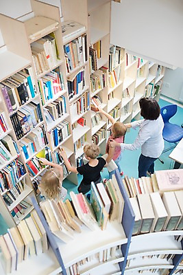 포토 JPG 서양인 외국인 응시 여자 교육 남자 어린이 학교 실내 서기 사람 여러명 상반신 성인 뒷모습 10대 책 하이앵글 스쿨라이프 손들기 도서관 즐거움 체코 독서교육 국내포토 라이프스타일 시선 감정 유럽 뷰포인트 다수 모션 청소년 인종 내부 파일형식