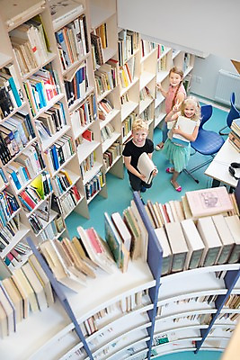 포토 JPG 전신 서양인 외국인 여자 교육 남자 어린이 포즈 학교 실내 서기 들기 사람 앞모습 옆모습 10대 책 세명 하이앵글 스쿨라이프 올려보기 도서관 즐거움 체코 독서교육 어린이만 국내포토 라이프스타일 감정 유럽 뷰포인트 모션 청소년 인종 내부 파일형식