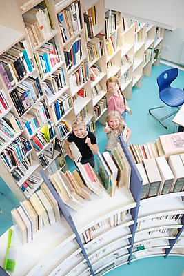 포토 JPG 전신 서양인 외국인 응시 여자 교육 남자 어린이 포즈 학교 실내 서기 사람 앞모습 10대 책 세명 하이앵글 스쿨라이프 손들기 엄지손가락 올려보기 최고 도서관 즐거움 체코 독서교육 어린이만 국내포토 라이프스타일 시선 감정 유럽 뷰포인트 손가락 모션 청소년 인종 내부 파일형식