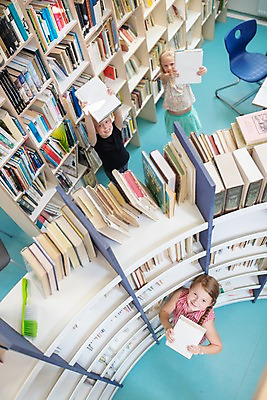 포토 JPG 전신 서양인 외국인 응시 여자 교육 남자 어린이 포즈 학교 실내 서기 들기 사람 앞모습 10대 책 세명 하이앵글 스쿨라이프 손들기 도서관 즐거움 체코 독서교육 어린이만 국내포토 라이프스타일 시선 감정 유럽 뷰포인트 모션 청소년 인종 내부 파일형식