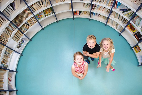 포토 JPG 전신 서양인 외국인 응시 여자 교육 남자 어린이 학교 실내 서기 미소 사람 앞모습 10대 책 세명 하이앵글 스쿨라이프 팔짱 올려보기 도서관 즐거움 체코 독서교육 어린이만 국내포토 라이프스타일 시선 감정 유럽 뷰포인트 모션 청소년 표정 인종 내부 파일형식