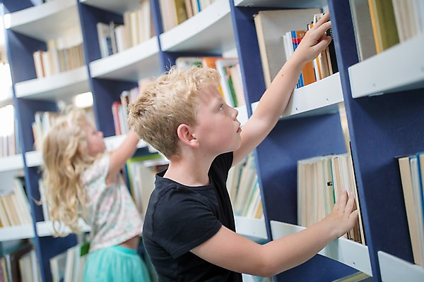 포토 JPG 서양인 외국인 응시 여자 교육 남자 어린이 학교 실내 서기 사람 상반신 두명 옆모습 10대 책 스쿨라이프 도서관 집중 체코 어린이만 국내포토 라이프스타일 시선 유럽 뷰포인트 컨셉 모션 청소년 인종 내부 파일형식