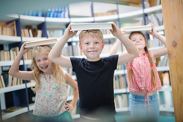 포토 JPG 서양인 외국인 응시 여자 교육 남자 어린이 허리손 학교 실내 서기 미소 사람 상반신 앞모습 10대 책 세명 스쿨라이프 도서관 즐거움 체코 독서교육 어린이만 들어올리기 국내포토 라이프스타일 시선 감정 유럽 뷰포인트 포즈 모션 청소년 표정 인종 내부 파일형식