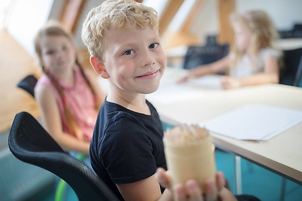 포토 JPG 서양인 외국인 응시 여자 교육 남자 어린이 학교 색연필 실내 미술 미소 들기 사람 앉기 상반신 옆모습 아웃포커스 10대 세명 스쿨라이프 즐거움 체코 미술교육 어린이만 국내포토 라이프스타일 시선 감정 유럽 뷰포인트 모션 청소년 문화예술 학용품 촬영기법 표정 인종 내부 파일형식