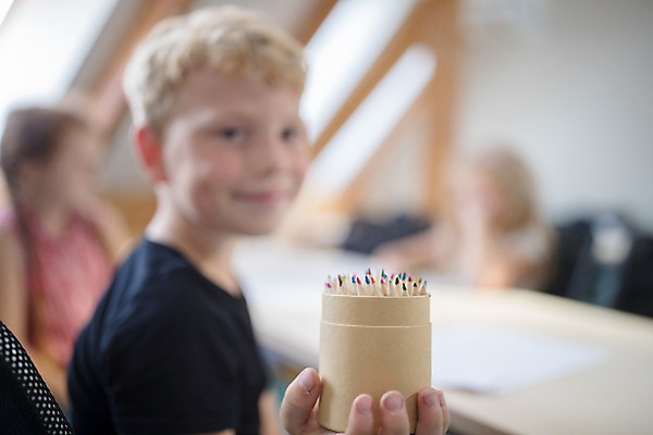 포토 JPG 서양인 외국인 여자 교육 남자 어린이 학교 색연필 실내 미술 미소 들기 사람 앉기 상반신 옆모습 아웃포커스 10대 세명 스쿨라이프 즐거움 체코 미술교육 어린이만 국내포토 라이프스타일 감정 유럽 뷰포인트 모션 청소년 문화예술 학용품 촬영기법 표정 인종 내부 파일형식