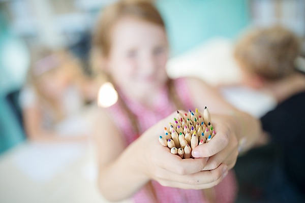 포토 JPG 서양인 외국인 응시 여자 교육 남자 어린이 학교 색연필 실내 미술 서기 미소 들기 사람 앉기 상반신 앞모습 뒷모습 아웃포커스 10대 세명 스쿨라이프 즐거움 체코 미술교육 어린이만 국내포토 라이프스타일 시선 감정 유럽 뷰포인트 모션 청소년 문화예술 학용품 촬영기법 표정 인종 내부 파일형식