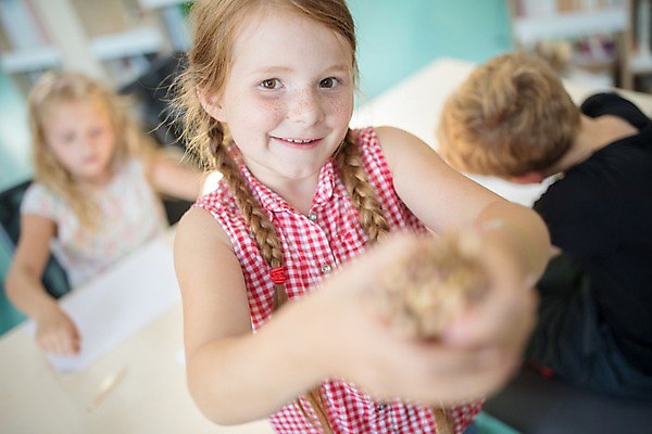 포토 JPG 서양인 외국인 응시 여자 교육 남자 어린이 학교 색연필 실내 미술 서기 미소 웃음 들기 사람 앉기 상반신 앞모습 뒷모습 아웃포커스 10대 세명 스쿨라이프 즐거움 체코 미술교육 어린이만 국내포토 라이프스타일 시선 감정 유럽 뷰포인트 모션 청소년 문화예술 학용품 촬영기법 표정 인종 내부 파일형식