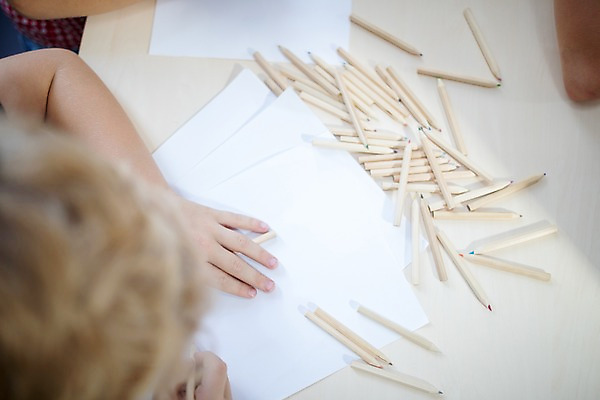 포토 JPG 서양인 외국인 응시 여자 교육 남자 어린이 학교 색연필 실내 미술 들기 사람 앉기 상반신 아웃포커스 10대 세명 하이앵글 스쿨라이프 그리기 즐거움 그림 체코 미술교육 어린이만 국내포토 라이프스타일 시선 감정 유럽 뷰포인트 모션 청소년 문화예술 학용품 촬영기법 인종 내부 파일형식
