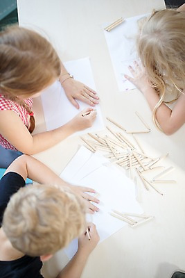 포토 JPG 서양인 외국인 응시 여자 교육 남자 어린이 학교 색연필 실내 미술 들기 사람 앉기 상반신 10대 세명 하이앵글 스쿨라이프 즐거움 그림 체코 미술교육 어린이만 국내포토 라이프스타일 시선 감정 유럽 뷰포인트 모션 청소년 문화예술 학용품 인종 내부 파일형식