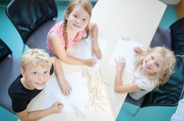 포토 JPG 서양인 외국인 응시 여자 교육 남자 어린이 학교 색연필 실내 미술 미소 들기 사람 앉기 상반신 10대 세명 하이앵글 스쿨라이프 올려보기 즐거움 그림 체코 미술교육 어린이만 국내포토 라이프스타일 시선 감정 유럽 뷰포인트 모션 청소년 문화예술 학용품 표정 인종 내부 파일형식