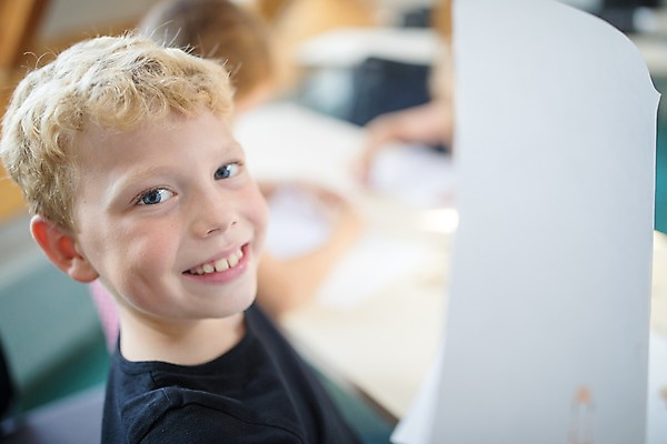포토 JPG 서양인 외국인 응시 교육 어린이 학교 색연필 실내 미술 미소 들기 사람 앉기 상반신 옆모습 아웃포커스 10대 세명 스쿨라이프 즐거움 그림 체코 미술교육 어린이만 국내포토 라이프스타일 시선 감정 유럽 뷰포인트 모션 청소년 문화예술 학용품 촬영기법 표정 인종 내부 파일형식