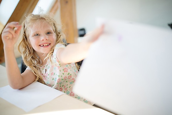 포토 JPG 서양인 외국인 여자 교육 어린이 학교 실내 미술 한명 미소 들기 사람 앉기 상반신 앞모습 아웃포커스 10대 스쿨라이프 손내밀기 즐거움 그림 체코 미술교육 소녀한명만 국내포토 1 라이프스타일 감정 유럽 뷰포인트 모션 청소년 문화예술 촬영기법 표정 인종 손짓 내부 여자한명만 소녀만 파일형식
