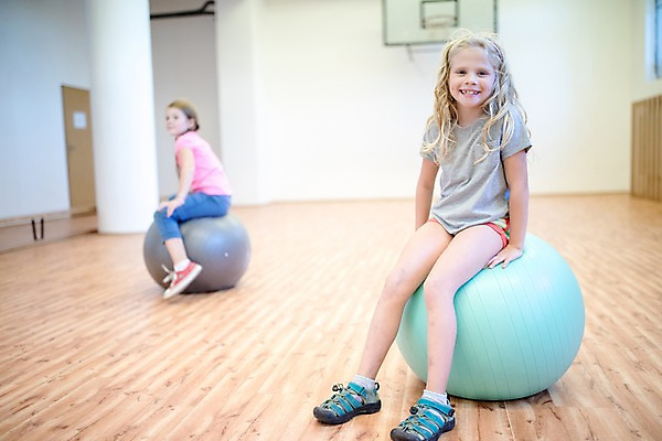 포토 JPG 전신 서양인 외국인 응시 여자 교육 어린이 학교 실내 미소 사람 앉기 두명 앞모습 옆모습 아웃포커스 10대 운동 스쿨라이프 짐볼 즐거움 체육관 체육시간 체코 체육교육 의료성형뷰티 소녀만 국내포토 라이프스타일 시선 감정 유럽 뷰포인트 모션 청소년 수업 촬영기법 표정 건강 인종 내부 체육 여자만 어린이만 파일형식