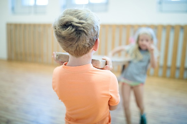 포토 JPG 전신 서양인 외국인 응시 여자 교육 남자 어린이 학교 실내 서기 미소 들기 사람 상반신 두명 앞모습 뒷모습 아웃포커스 10대 운동 스쿨라이프 즐거움 체육관 체육시간 체코 나무판자 체육교육 의료성형뷰티 어린이만 국내포토 라이프스타일 시선 감정 유럽 뷰포인트 모션 청소년 수업 촬영기법 표정 건강 인종 내부 목재 체육 파일형식